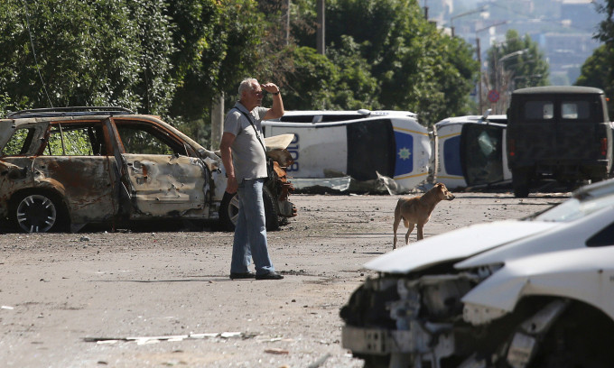 Người đứng đầu tỉnh Lugansk của Ukraine là ông Sergei Gaidai, đã viết trên kênh "Telegram" cá nhân của mình, để kêu gọi người dân Lisichansk sơ tán khẩn cấp ra khỏi thành phố. Ông Gaidai nói trong thông điệp Telegram rằng: “Tình hình thành phố đã rất khó khăn”.