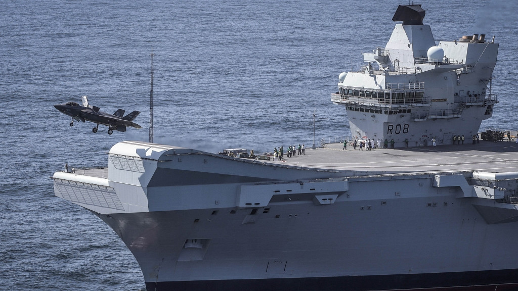 Vậy chuyện gì đang xảy ra với F-35 của Anh? Khi F-35B của Anh rơi xuống biển vào tháng 11/2021, lý do là thợ kỹ thuật trên tàu sân bay, đã “quên” tháo nắp cửa hút gió. Điều này không thể đổ lỗi cho chất lượng kém của nhà sản xuất Lockheed Martin.