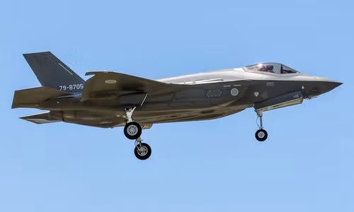 Kyodo News cũng đưa tin, vào tháng 6 năm ngoái, một chiếc F-35A xuất phát từ sân bay Misawa đã hạ cánh khẩn cấp xuống sân bay Aomori, người ta phát hiện hệ thống điện của máy bay gặp trục trặc và đèn cảnh báo bật sáng. Việc hạ cánh khẩn cấp liên tục cho thấy, độ tin cậy của tiêm kích F-35 “đang bị nghi ngờ”. 
