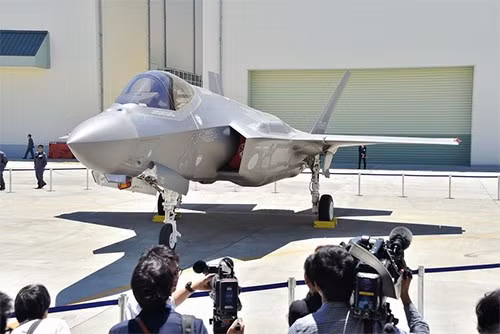 Việc hai chiếc F-35A hạ cánh khẩn cấp xuống sân bay Aomori, là do "sự cố cơ học không xác định" ở một trong hai máy bay F-35A và buộc phải hạ cánh khẩn cấp ngay lập tức. Lực lượng phòng vệ trên không Nhật Bản, đã từ chối cung cấp thông tin chi tiết về lý do hạ cánh khẩn cấp.