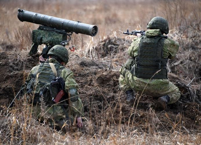 Quân đội Nga chia lực lượng chiến đấu trên nhiều mặt trận theo chiến lược “nghìn vết cắt”, khiến quân Ukraine kiệt sức và luôn trong tình trạng hoảng loạn. Trước đó, Quân đội Nga bắt đầu áp dụng chiến thuật tấn công bằng lực lượng nhỏ từ trận Bakhmut và đạt được thành công vang dội. 