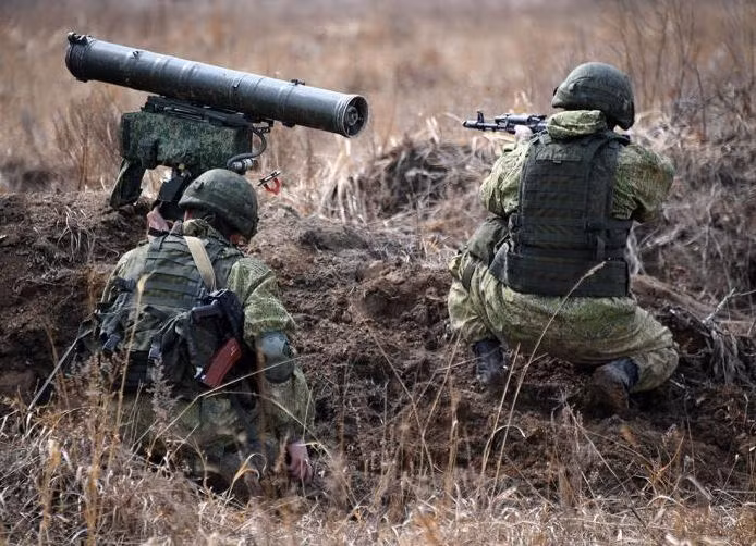 Quân đội Nga chia lực lượng chiến đấu trên nhiều mặt trận theo chiến lược “nghìn vết cắt”, khiến quân Ukraine kiệt sức và luôn trong tình trạng hoảng loạn. Trước đó, Quân đội Nga bắt đầu áp dụng chiến thuật tấn công bằng lực lượng nhỏ từ trận Bakhmut và đạt được thành công vang dội. 