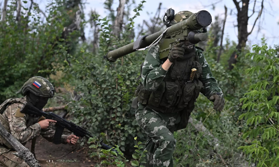 Có thể nhận thấy, Quân đội Nga không còn áp dụng các hoạt động tác chiến quy mô lớn cấp lữ đoàn hay sư đoàn, mà thay vào đó sử dụng các đơn vị quy mô nhỏ cấp tiểu đoàn, đại đội, trung đội, tiểu đội hoặc thậm chí là tổ bộ binh, để thực hiện các cuộc tấn công liên tục, nhằm loại bỏ sức mạnh hiệu quả của Quân đội Ukraine.