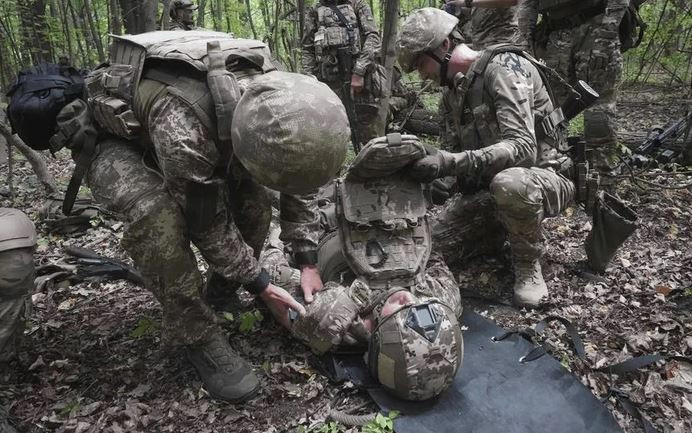 Trước sức mạnh răn đe hạt nhân mạnh mẽ của Nga, phương Tây do Mỹ dẫn đầu đơn giản là không dám can thiệp trực tiếp vào cuộc xung đột. Việc ông Trump đắc cử vào thời điểm Nga đang đạt được ưu thế mạnh mẽ trên chiến trường càng đẩy Kiev vào tình thế khó khăn hơn. (Nguồn ảnh: Topwar, Ukrinform, Financial Times, CNN).