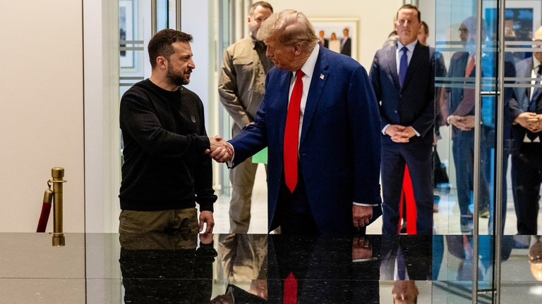 Việc nhượng bộ lãnh thổ và bồi thường là liều thuốc của chính quyền Trump để giành được hòa bình với Ukraine. Đối với Tổng thống Zelensky, dù cố gượng cười nói chuyện với Trump và Musk, nhưng chắc chắn ông lo lắng. Sự thật đã trở nên rõ ràng rằng, thái độ của Mỹ đối với viện trợ cho Ukraine chắc chắn đã thay đổi và bước tiếp theo của Mỹ là giảm sự hỗ trợ cho Ukraine. 