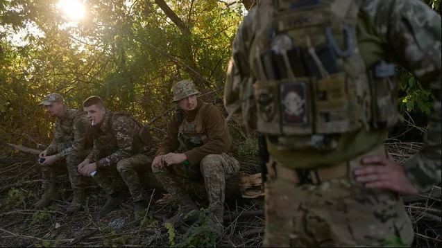Trong khi đó trên chiến trường, Quân đội Nga đang tiêu diệt Quân đội Ukraine theo kiểu gặm nhấm liên tục, khiến Tổng thống Zelensky và bộ tham mưu của ông thực sự có rất ít thời gian để đưa ra quyết định. Quân đội Nga đang đẩy mạnh bao vây tiêu diệt quân Ukraine ở mặt trận Kursk, đẩy Quân đội Ukraine vào thế "ngàn cân treo sợi tóc". 