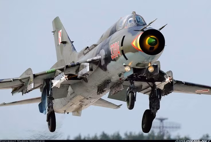 Số tiêm kích bom Su-22 của Không quân Ba Lan có từ thời Liên Xô có mặt tại căn cứ không quân Świdwin, được sử dụng để đào tạo phi công mới và cung cấp đào tạo cho Lực lượng Không quân truyền thống, Lực lượng Đặc nhiệm Ba Lan JTAC và nhiệm vụ phòng không.