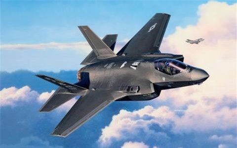 Lô máy bay chiến đấu đa năng thế hệ thứ năm F-35 của Ba Lan là phiên bản F-35A, dùng cho không quân; đầu tiên sẽ được đóng tại Căn cứ Không quân Chiến thuật số 32 ở Łask thuộc miền trung Ba Lan và được cho là sẽ được chuyển giao vào năm 2024-2025.