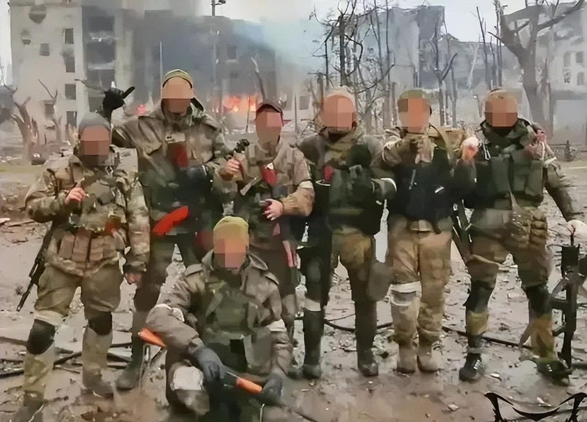 Cuối cùng là cụm quân xung kích số 2 do Troshev (Tóc trắng), thủ lĩnh hiện tại của lực lượng lính đánh thuê Wagner chỉ huy, cũng được phát hiện thấy ở Bakhmut và hiện có thể đang là lực lượng dự bị chiến dịch của Nga tại Bakhmut. 