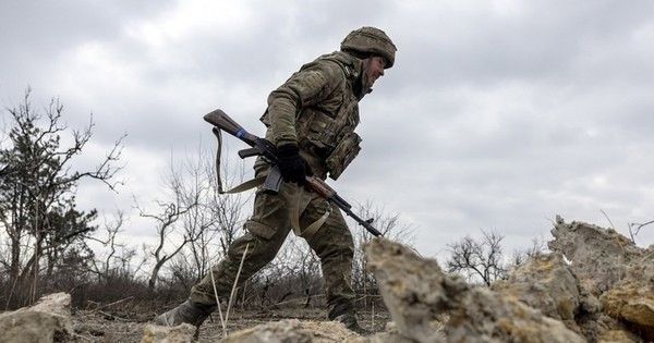 Đồng thời, quân Nga tiến hành các hoạt động chiến thuật bảo vệ hai bên sườn, nhằm đảm bảo an toàn cho đường cao tốc T-13-02; mục tiêu của chiến dịch là đẩy tuyến phòng thủ Nga áp sát kênh đào Donetsk, nhằm tạo điều kiện cho cuộc tấn công tiếp theo vào cứ điểm Chasov Yar.