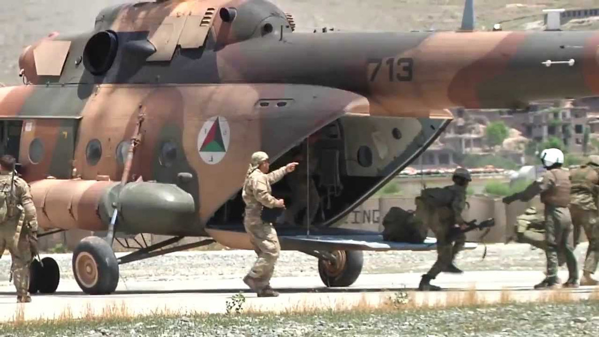 Mi-17 là loại máy bay trực thăng của Nga sản xuất, ban đầu được Mỹ mua để bàn giao cho Quân đội Afghanistan (hiện đã tan rã). Lầu Năm Góc hiện đang xem xét số máy bay này phải làm gì, sau khi quân đội Mỹ rút khỏi Afghanistan vào tháng 8/2021 vừa qua.