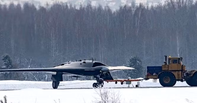 Nhưng đây chỉ là phỏng đoán, hiện UCAV XQ-58 Valkyrie của Mỹ đã bắt đầu một cuộc thử nghiệm bay tự hành nghiêm ngặt. Tuy nhiên, các UCAV “những cánh bay đồng hành” của Nga, rõ ràng vẫn dựa vào sự chỉ huy và kiểm soát trực tiếp của người điều khiển. 