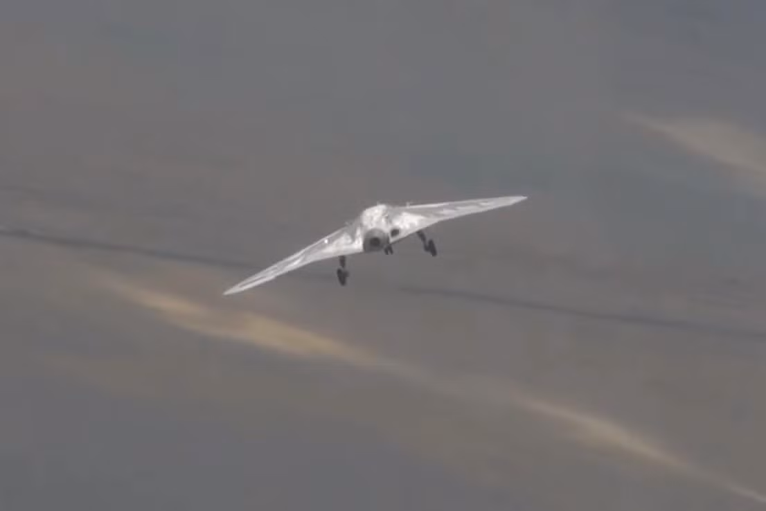 Samuel Bendett, nhà phân tích tại Trung tâm An ninh Mỹ ở Washington, D.C cho biết, lô UCAV S-70 đầu tiên, có khả năng được điều khiển bởi nhân viên mặt đất hoặc chỉ huy và điều khiển trực tiếp trên máy bay chiến đấu Su-57. Hiện tại, S-70 sẽ chỉ là một phương tiện bay được điều khiển từ xa.