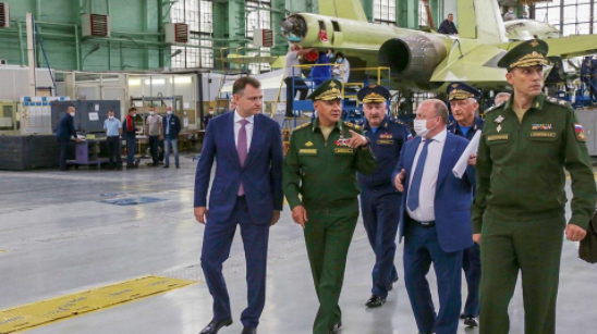 Bộ trưởng Quốc phòng Nga Shoigu, trong chuyến đến thăm Nhà máy Hàng không Sukhoi’s Novosibirsk ở Siberia vào tháng 8/2021 và kiểm tra dây chuyền sản xuất S-70 Hunter, đã đặt kỳ vọng rất nhiều vào sự thành công của loại UCAV này.