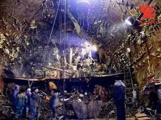 Sau khi Vyacheslav Popov bị Tổng thống Putin cách chức vào năm 2001, ông được giao cho một công việc “chuyên viên dân sự” trong Bộ Năng lượng Nguyên tử Nga đến lúc nghỉ hưu.