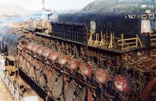 Vụ nổ thứ hai có sức công phá đáng kinh ngạc, máy đo địa chấn đo được độ rung 3,5 độ Richter. Người ta suy đoán rằng có tới 7 đầu đạn ngư lôi thực chiến đã bị nung nóng đến 400 độ C và sau đó phát nổ. Khoảng 5 tấn thuốc nổ đã làm khoang chứa ngư lôi và gần như toàn bộ phần mũi tàu bị nổ tung.