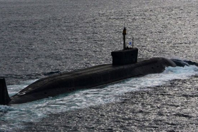 Dựa trên các bản tin trước đó, vào thời điểm xảy ra vụ chìm tàu Kursk, các tàu USS Memphis, Toledo và tàu ngầm hạt nhân Splendid của Hải quân Anh đều đã xuất hiện trong vùng biển này. Ngoài ra, theo mạng tin tức "News24" của Nga, cả Mỹ và Anh đều từ chối yêu cầu điều tra của Bộ Quốc phòng Nga.