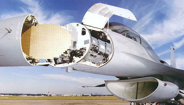 Lấy ví dụ, radar của những chiếc F-16 thuộc phiên bản cũ của Thổ Nhĩ Kỳ; nếu trang bị radar ban đầu theo máy bay, thì những radar này hoàn toàn không có khả năng đáp ứng xung đột hiện đại; thậm chí còn bị các phương tiện tác chiến điện tử (EW) của đối phương chế áp. Ảnh: Force. 