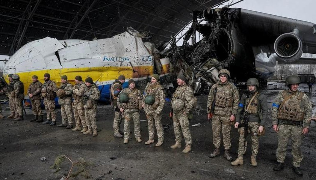 Thực tế là lính dù Nga đột kích Kiev vào thời điểm này, vẫn chưa rời khỏi sân bay Antonov, họ đang chiến đấu với Q@uân đội Ukraine trong nhà ga bằng vũ khí hạng nhẹ, trong khi chờ chiếc IL-76 chở vũ khí hạng nặng tiếp theo hạ cánh.