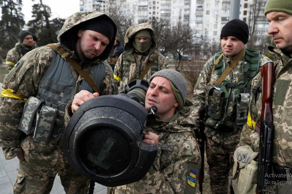 Tại sao? Lý do thực ra rất đơn giản khi quân đội đề cao tính chất chỉ huy một chiều, cấp trên chỉ huy cấp dưới và cấp dưới phục tùng cấp trên. Cấp dưới phải thực hiện mệnh lệnh của cấp trên một cách vô điều kiện. Một hệ thống như vậy rất có lợi cho việc chỉ huy tập trung của quân đội.