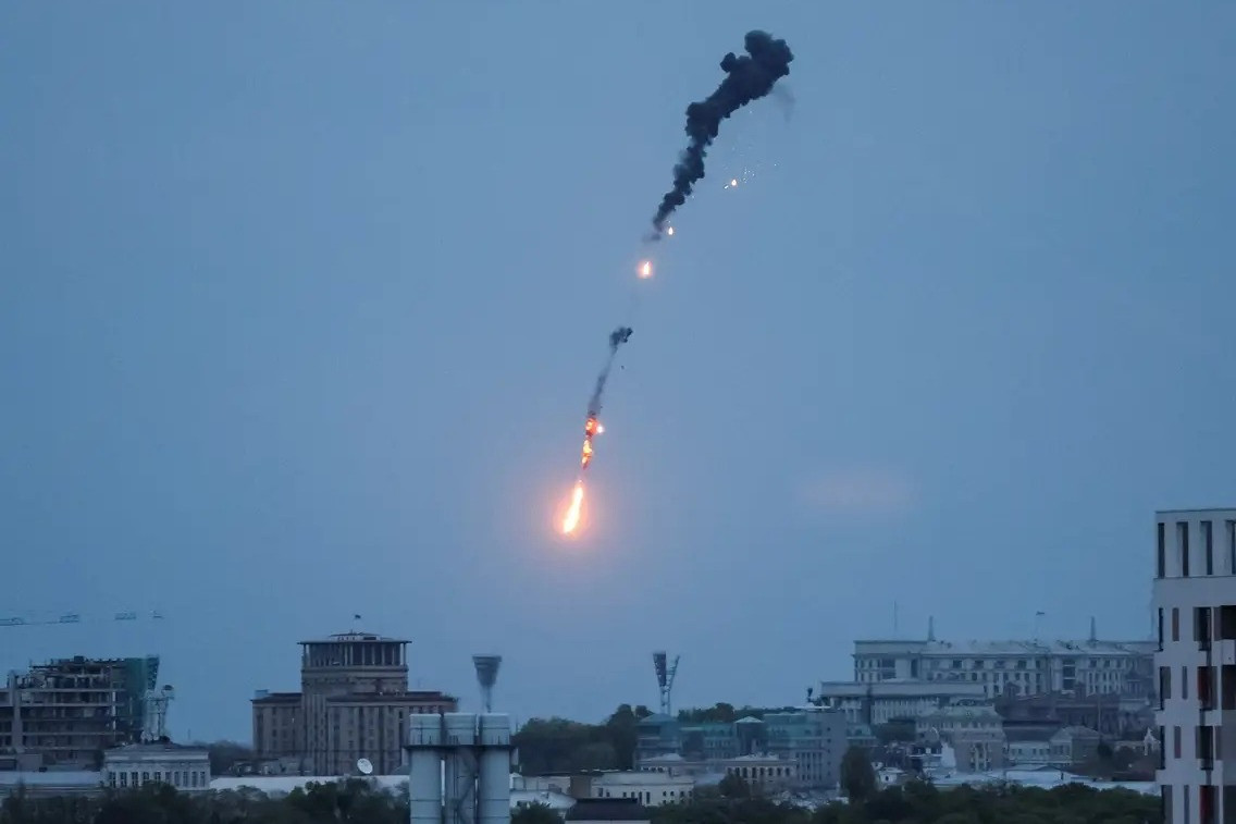 Chiếc Su-27 đầu tiên “vô tình bị bắn hạ” là vào ngày diễn ra xung đột 24/2/2022; nó bị nhầm là máy bay chiến đấu của Nga trên bầu trời Kiev và bị hỏa lực mặt đất bắn hạ. Đúng vào ngày đầu tiên của cuộc chiến, Không quân Ukraine đã gặp “vận đen” (ảnh một chiếc UAV của Ukraine bị chính họ bắn hạ trên bầu trời Kiev).