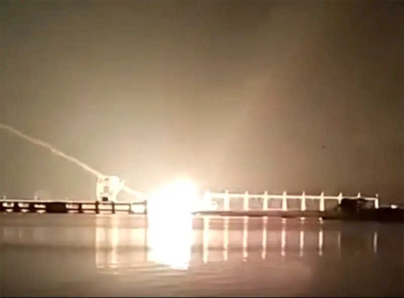 Tại Verkhovna Rada (Quốc hội) Ukraine, một câu hỏi đã được đặt ra về tình trạng ngành sản xuất điện của đất nước sau các cuộc tấn công gần đây của Nga vào Nhà máy thủy điện Dnieper. Phía Ukraine cho biết, giao thông dọc theo con đập đã bị tắc nghẽn vô thời hạn, điều này sẽ gây khó khăn cho việc vận hành nhà máy và giao thông qua con đập này.