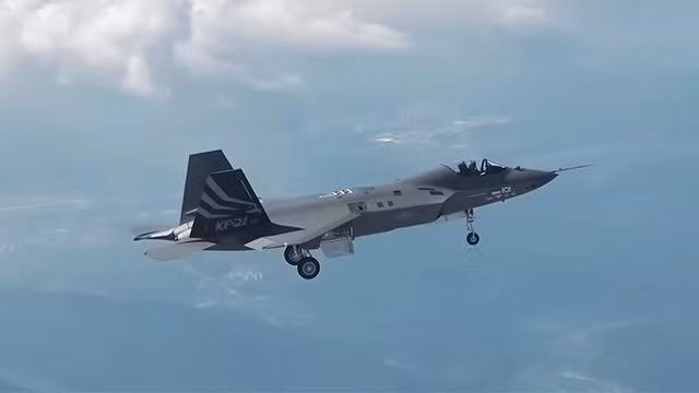 Dung canh Su-30, tiem kich F-16 cua My chi nhu 