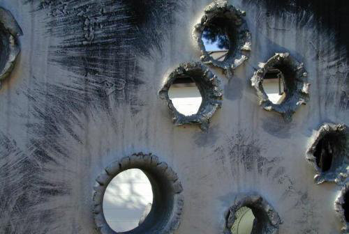 Điểm khác biệt giữa đạn xuyên giáp với các loại đạn khác là chất liệu làm đầu đạn bằng vật liệu “siêu cứng”, đủ khả năng xuyên qua lớp giáp dày, mà đạn thông thường không thể. Cùng với đó, loại đạn này hoàn toàn không có thuốc nổ, mà sức sát thương dựa vào động năng đâm xuyên của viên đạn với tốc độ cao, sẽ gây ra vụ nổ. 