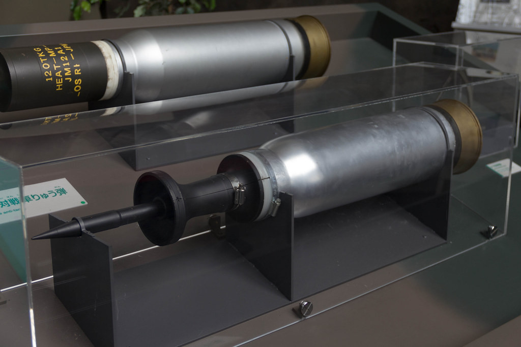 Đạn xuyên giáp JM33 sản xuất tại Nhật Bản có khả năng xuyên qua tấm thép cán đồng nhất (RHA) dày 600 mm ở cự ly 1 km; sau hai lần bắn xa, sức công phá giảm xuống còn 550 mm thép RHA.