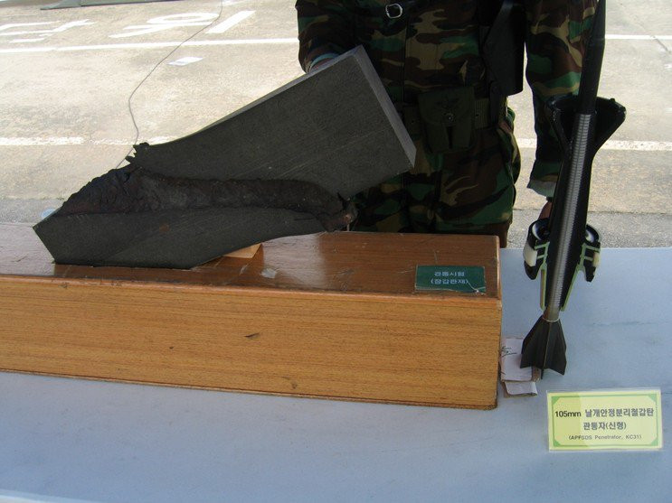 Với sự hỗ trợ kỹ thuật của Mỹ, đạn xuyên giáp thoát vỏ, ổn định bằng cánh đuôi kiểu K276 của Hàn Quốc, được cho là có thể đạt được khả năng xuyên thủng lớp giáp thép RHA thẳng đứng cỡ 670 mm ở khoảng cách 2 km, tương đương với đạn xuyên M-829A2 của Mỹ.