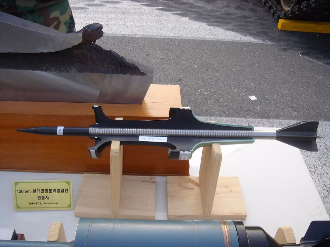 Cùng với đó, Hàn Quốc đã phát triển một loại đạn xuyên giáp mới cho loại pháo 120 mm KM256 là K276, có trình độ thiết kế rất cao. Tầm bắn của đạn xa hơn nhiều so với đạn xuyên giáp DM33A1 của Đức. Đạn K276 với góc chạm của đạn là 68 độ, có thể xuyên qua tấm thép RHA với chiều dày gần 600mm. 