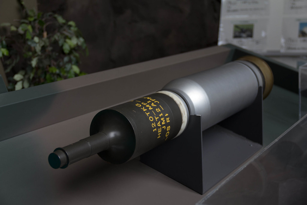 Sơ tốc đầu nòng của đạn 120mm TKG có thể đạt 1.650 m/s. Phiên bản cải tiến DM12A1 có thể đạt 1.710 m/s. Phiên bản TKG quả thực có thể xuyên thủng lớp giáp thép đồng nhất theo chiều dọc 550 mm ở khoảng cách 2 km và xem ra mức độ “copy” cũng không tồi.