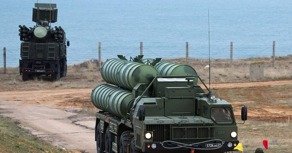Điều này cũng giúp Nga tự tin chuyển các hệ thống phòng không tiên tiến như S-300 và S-400 từ mặt trận NATO tới biên giới Nga-Ukraine. Chính Quân đội Nga đã rút toàn bộ lực lượng phòng không đóng tại bán đảo Scandinavia và đưa ra tiền tuyến, để tăng cường khả năng phòng không của Nga. (Nguồn ảnh: Sina, CNN, Sputnik).