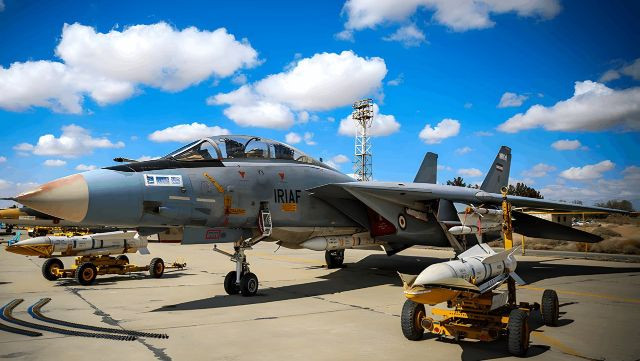 Việc Không quân Iran tiếp nhận số chiến đấu cơ Su-35 của Nga, đặt ra những câu hỏi về tương lai của phi đội F-14 Tomcat, chiến đấu cơ mang tính biểu tượng của Iran. Loại chiến đấu cơ nổi danh thời Chiến tranh Lạnh này, không chỉ là xương sống của Không quân Iran trong nhiều thập kỷ, mà còn trở thành biểu tượng của khả năng vượt qua các lệnh trừng phạt nghiêm ngặt.