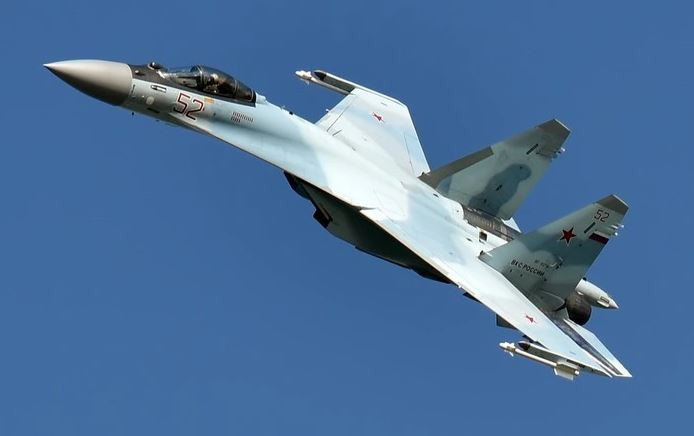 Su-35 không chỉ được kỳ vọng sẽ thay thế các máy bay chiến đấu cũ của Mỹ, mà còn vượt trội hơn chúng ở hầu hết mọi tính năng. Được trang bị hệ thống điện tử hàng không tiên tiến, radar Irbis-E mạnh mẽ và động cơ đẩy vector, Su-35 cung cấp cấu hình hiệu suất chiến đấu, mà F-14, ngay cả trong thời kỳ đỉnh cao, cũng khó có thể sánh kịp.