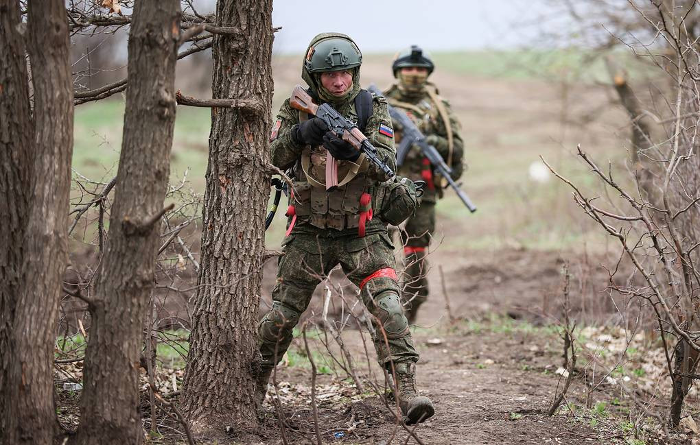 Kênh Rybar của Nga cho biết, Cụm Vostok đã sử dụng UAV FPV, phá vỡ sự luân chuyển của các đơn vị quân đội Ukraine (AFU) bằng cách phá hủy các phương tiện chở quân ở khu vực Bogatyr và Volnoye Pole trên hướng Nam Donetsk.