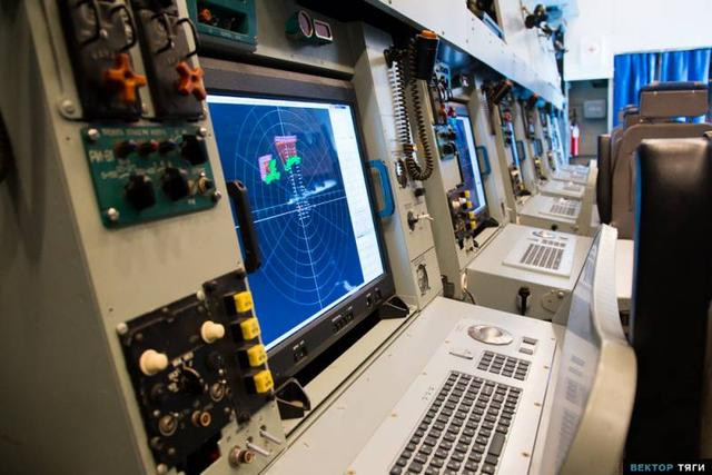 Điểm khác biệt chính so với máy bay cảnh báo sớm A-50 là khả năng nhận dạng, ưu tiên máy bay chiến đấu trên không; còn của máy bay Tu-214R là mục tiêu mặt đất. Ngoài ra trên Tu-214R, còn có hệ thống quang điện tử độ phân giải cao, nhờ đó nó có thể xác định chính xác các mục tiêu dưới mặt đất. 