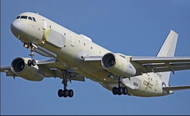 Tu-214R là một máy bay trinh sát quang học và điện tử hiện đại. Nhiệm vụ của nó khác với máy bay chỉ huy và kiểm soát trên không (AWACS) A-50. Thay vì ăng-ten hình nấm phía trên thân máy bay A-50, Tu-214R được trang bị radar trinh sát bên hông, với ăng-ten mảng pha nằm dọc theo thân máy bay.