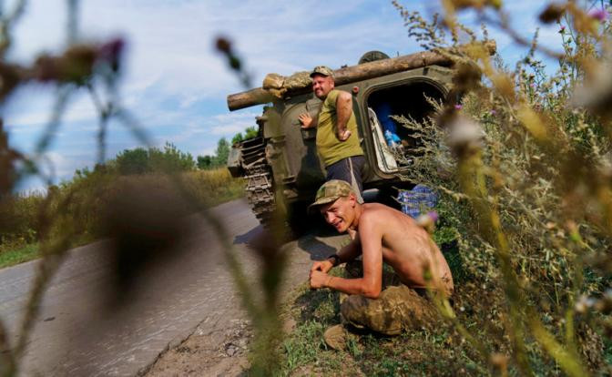 Trên thực tế, Quân đội Ukraine không chỉ có khoảng cách rất lớn với quân đội Nga về sức mạnh, mà còn có khoảng cách đáng kể với quân đội Nga về hoạch định chiến lược và chỉ huy tác chiến. Theo dự báo, nếu Quân đội Ukraine không cố gắng củng cố thế trận trong mùa thu này, họ sẽ phải đối mặt với rất nhiều khó khăn trong những tháng mùa đông tiếp theo.