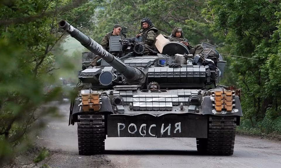 Lực lượng tiền phương bao gồm 40.000 quân, được bổ sung thêm hàng chục nghìn tấn đạn pháo cỡ lớn và tăng cường thêm gần 2.000 quân chiến đấu. Ngoài ra, còn 6 tàu tên lửa thuộc Hạm đội Biển Đen của Hải quân Nga cũng đã sẵn sàng phóng tên lửa hành trình Kalibr hỗ trợ tiến công trên hướng này.