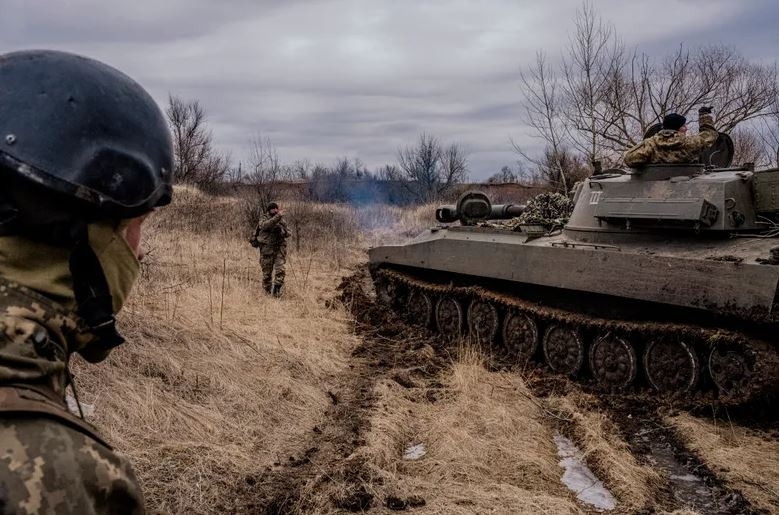 Trên hướng đông nam Bakhmut, lực lượng tác chiến điện tử Nga đã theo dõi thông tin tình báo tuyệt mật của Quân đội Ukraine. Một tiểu đoàn cảm tử của Quân đội Ukraine là lực lượng chính, đang cố gắng yểm trợ cho cuộc rút lui của các Lữ đoàn 1, 4 và 17 của Ukraine khỏi Bakhmut.