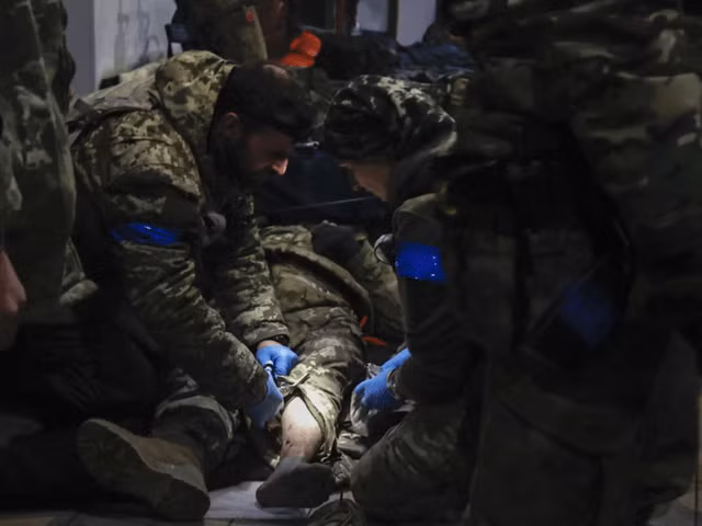 Mối đe dọa đối với lực lượng phản kích của Ukraine tiến công dọc đường còn lớn hơn. Dưới sự bắn phá ác liệt của quân Nga, tiểu đoàn cảm tử quân Ukraine không kịp yểm hộ và đột phá, tổn thất 3 xe tăng và 20 binh sĩ. Buộc phải rút về vị trí xuất phát tiến công. 