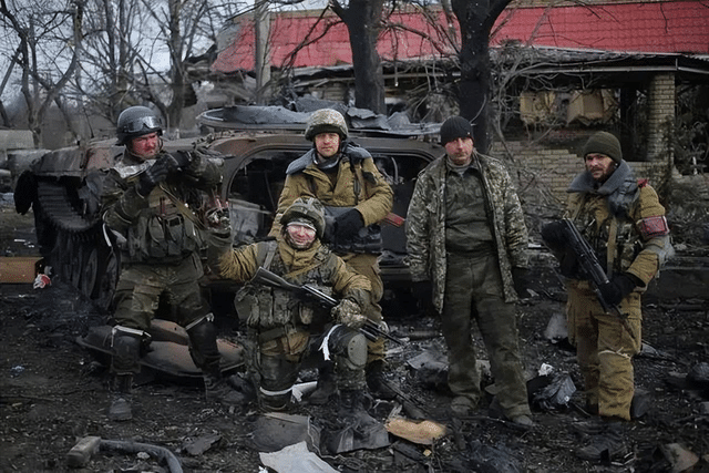 Nếu theo nguyên tắc, bên tấn công cần sử dụng lớn gấp ít nhất là hai lần so với quân phòng ngự, thì các giả thiết đã được đưa ra rằng, chỉ riêng ở khu vực Bakhmut, các lực lượng Nga phải tập trung số lượng ít nhất từ 80-100 nghìn quân để tham gia vào cuộc tấn công.