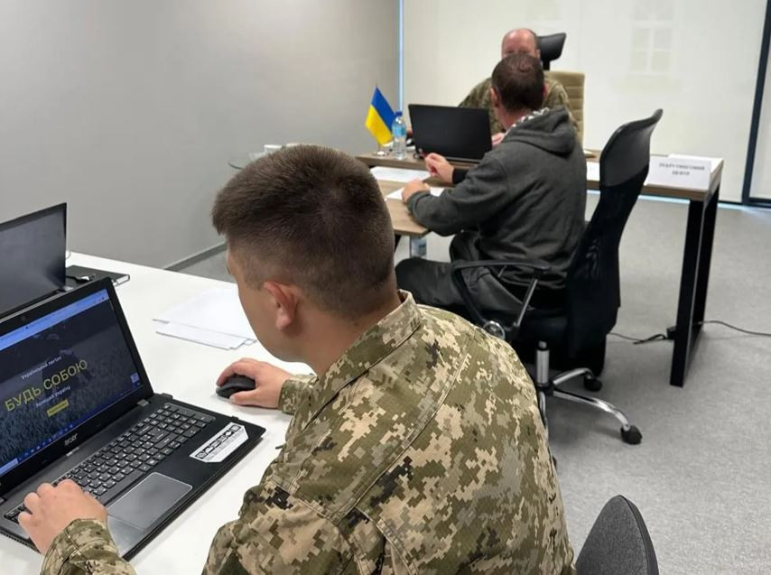 Trong khi đó, dự án lập “Quân đoàn Ukraine” có trụ sở ở Ba Lan nhằm thu hút người Ukraine ở nước ngoài gia nhập, để nhờ các nước phương Tây huấn luyện và đưa về nước chiến đấu, đang gặp thách thức. Thông tin này đã được tờ Kyiv Independent của Ukraine đưa tin.