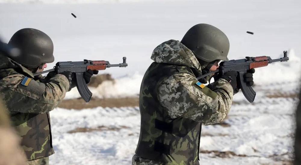 Thỏa thuận này cũng sẽ tạo cơ hội cho các công dân Ukraine sống ở Ba Lan và các nước EU khác, tự nguyện tham gia bảo vệ Ukraine bằng cách ký hợp đồng với Lực lượng Vũ trang Ukraine. Động thái này diễn ra trong bối cảnh Ukraine đang đối mặt với tình trạng thiếu quân số trầm trọng trên tiền tuyến.