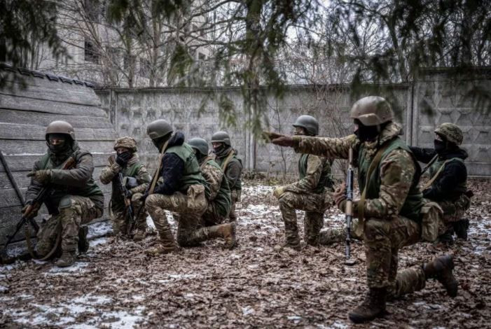 Ukraine trong thời gian qua đã nhiều lần kêu gọi nam giới trong độ tuổi nhập ngũ về nước, để đóng góp phát triển kinh tế, cũng như gia nhập lực lượng vũ trang để đối phó với Nga. Tháng trước, Bộ trưởng Ngoại giao Ba Lan Radoslaw Sikorski cho rằng, các thành viên EU nên cắt giảm phúc lợi xã hội dành cho người tị nạn Ukraine, để khuyến khích họ trở về nước và chiến đấu chống lại Nga. (Nguồn ảnh: Sina, Kyiv Independent, CNN).