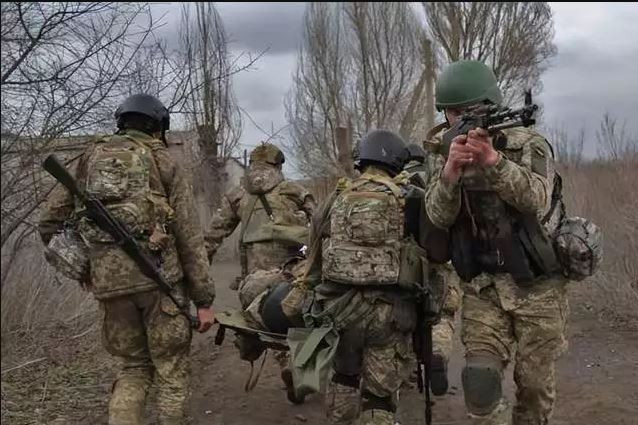 Nếu cả Nga và Ukraine có đủ UAV giám sát và thiết lập hệ thống tác chiến điện tử, bằng những hệ thống trinh sát trên không hoàn chỉnh, thì họ có thể giảm bớt các lực lượng trinh sát bằng người, vốn dĩ rất nguy hiểm. Vì những người lính trinh sát luồn sâu vào mặt trận của đối phương, có thể xác định “một đi sẽ không trở về”.