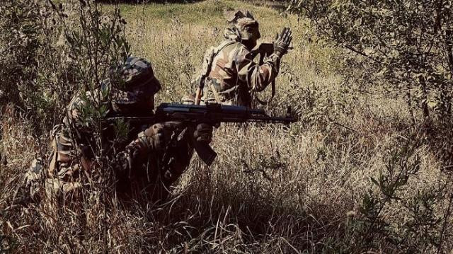 Những cuộc chạm trán tay đôi của hai lực lượng trinh sát có vẻ “thú vị” giống như trên phim ảnh; nhưng thực tế đây là một chiến thuật “trinh sát cổ điển”, mà cả Nga và Ukraine đều phải áp dụng. Lý do là cả hai bên đều thiếu phương tiện khí tài trinh sát hiện đại và thiết bị trinh sát công nghệ cao.