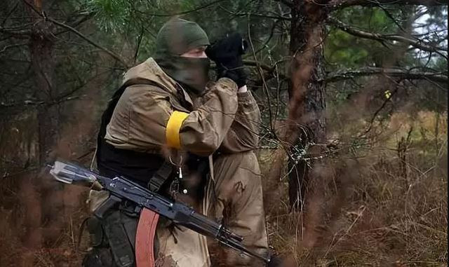 Theo tờ “Bình luận quân sự” của Nga, mới đây tại khu rừng ở vùng Kupyansk, một đơn vị trinh sát luồn sâu gồm 4 thành viên Sư đoàn X của quân đội Nga, đã tấn công áp đảo một đội trinh sát xâm nhập của quân đội Ukraine. 