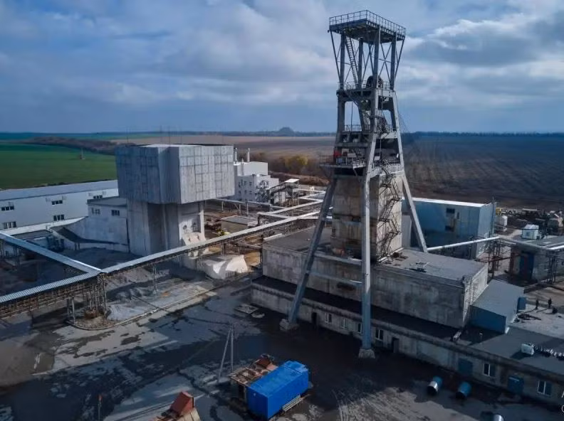 Truyền thông Ukraine cho biết, mỏ than trên thuộc sở hữu của nhà tài phiệt Akhmetov, người cũng sở hữu Nhà máy thép Azovstel ở Mariupul; đây cũng là nguồn cung cấp than cốc trong nước duy nhất cho ngành công nghiệp luyện kim của Ukraine. Do đó, việc mất nguồn sản xuất than cốc sẽ chấm dứt hoạt động sản xuất thép, điều này ảnh hưởng nghiêm trọng đến việc sản xuất vũ khí của Ukraine.